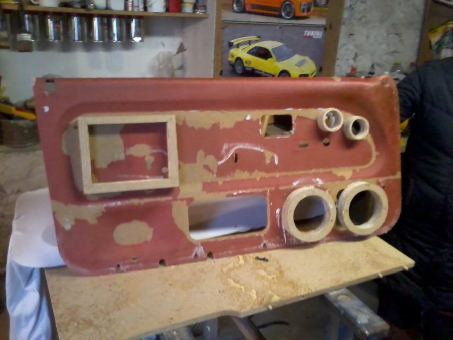 Výroba doorboardů na peugeot 106
1. Jsem udělal kostru a připravil tvar pro repro